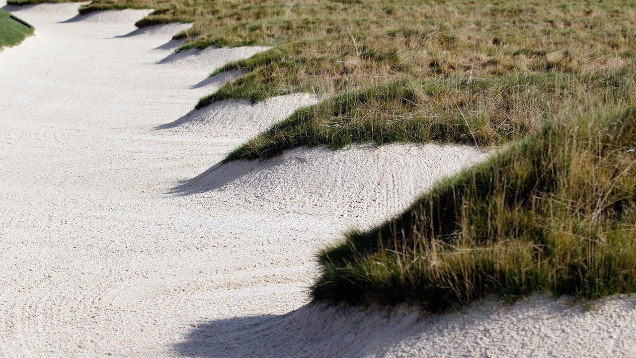 Jordan Spieth not too pleased with Oakmont bunker sand